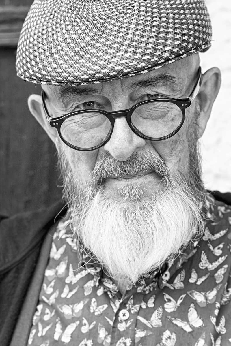 an-old-man-and-his-glasses-PNEGWV9-portret